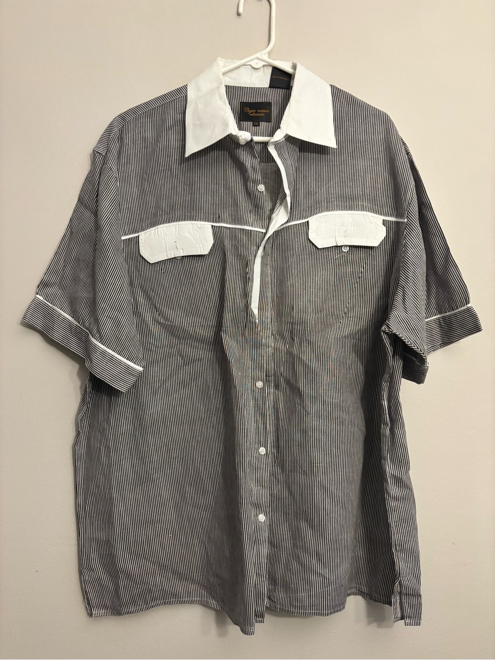 Men's Black & White Striped Short-Sleeve Button-Down Shirt with Contrast Collar